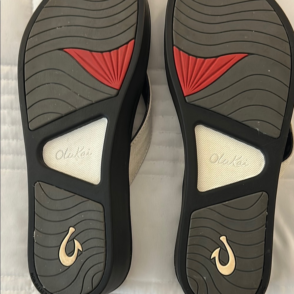 OluKai Pi'o Lua Wedged Sandals - Picture 2 of 4